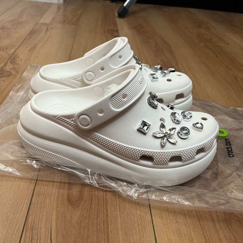 New Crocs classic crush with charms sz 7